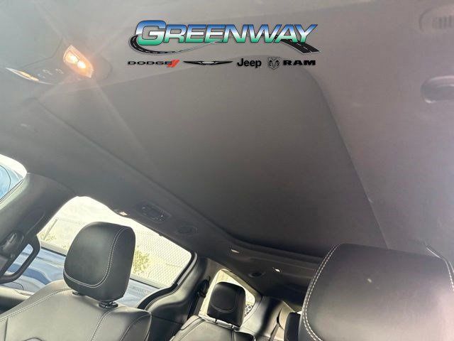 Used 2025 White Chrysler Select image 11