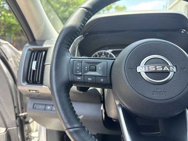 Used 2023 Silver Nissan SL image 18