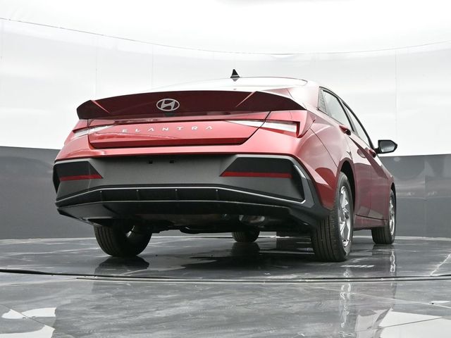 2025 Hyundai Elantra SE 32