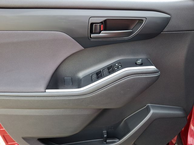 2024 Toyota Highlander LE - Photo 13