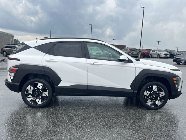 Used 2025 White Hyundai SEL image 14
