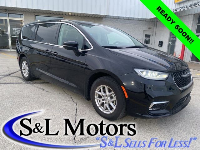 Diamond Black Crystal Pearlcoat 2024 Chrysler Pacifica Touring L FWD Minivan Front-Wheel Drive 9-Speed Automatic