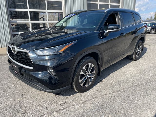 2023 Toyota Highlander XLE - Midnight Black Metallic exterior view 3