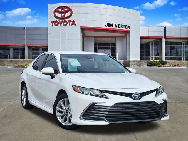 2024 Toyota Camry LE's photo