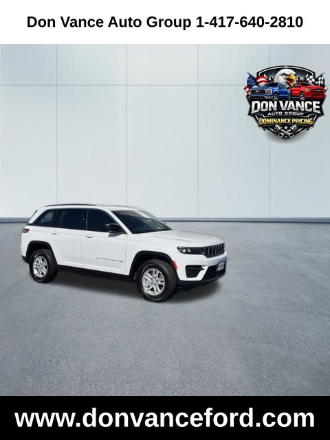 Bright White Clearcoat 2025 Jeep Grand Cherokee Laredo 4WD SUV / Crossover Four-Wheel Drive 8-Speed Automatic