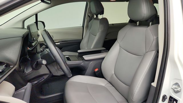 2021 Toyota Sienna XLE White at Community Toyota