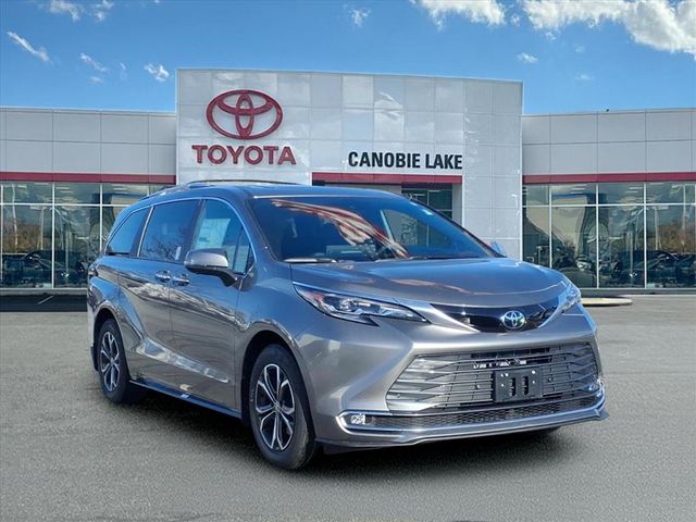2026 Toyota Sienna Platinum's photo