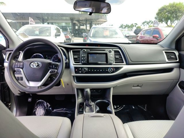 2019 Toyota Highlander LE 22