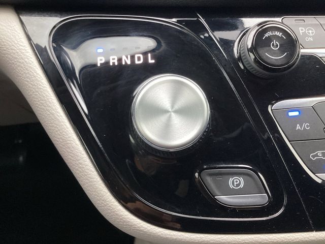Used Car 2023 Chrysler Pacifica  Touring L For Sale Under $30,000 In San Antonio, Texas