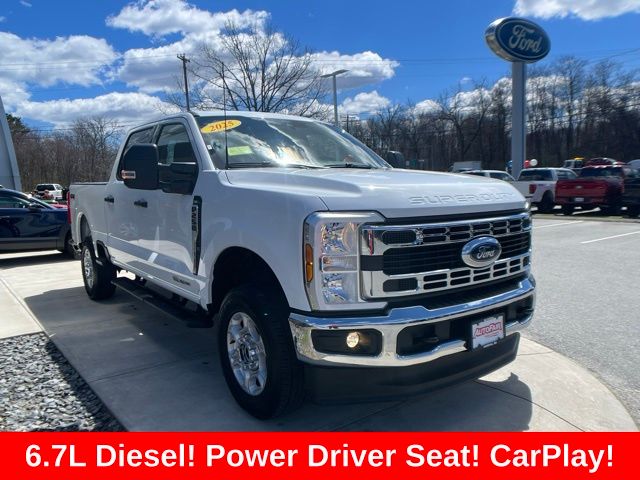 Oxford White 2025 Ford F-250 Super Duty XLT Crew Cab 4WD Pickup Truck Four-Wheel Drive Automatic