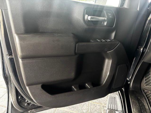 Used 2022 Black Chevrolet Custom image 9