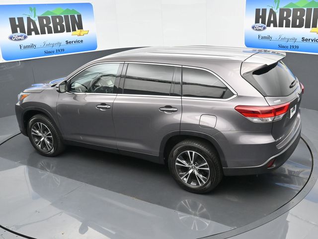 2019 Toyota Highlander LE photo