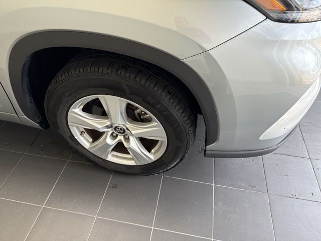 2025 Toyota Highlander LE - Photo 6