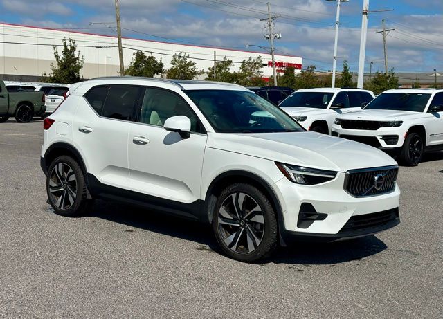 2024 Volvo XC40 B5 Plus Bright Theme