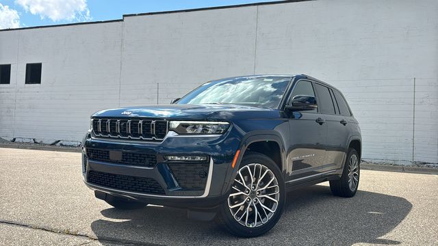 Fathom Blue Pearlcoat 2027 Jeep Grand Cherokee SUV / Crossover Four-Wheel Drive 8-Speed Automatic