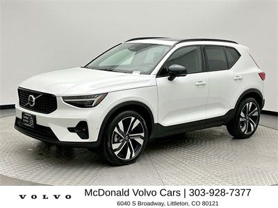 Crystal White Pearl 2025 Volvo XC40 B5 Plus Dark Theme AWD SUV / Crossover All-Wheel Drive Automatic