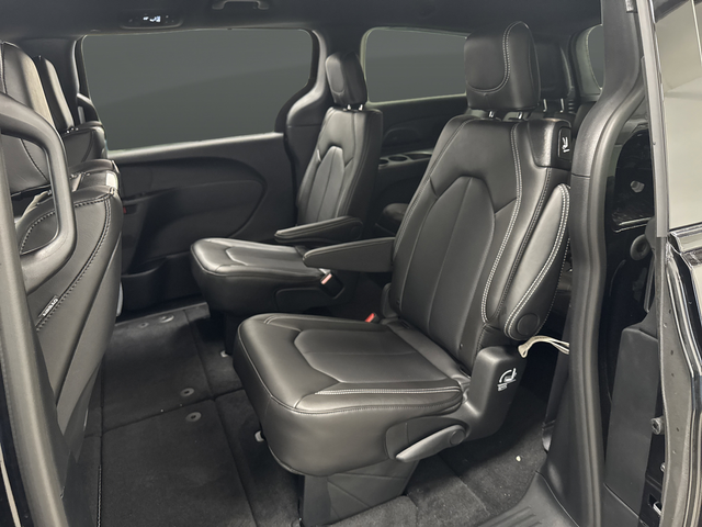 New 2026 Diamond Black Crystal Pearlcoat Chrysler Select image 30