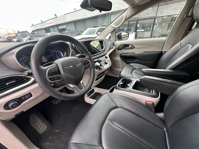 Used 2024 Black Chrysler Select image 29