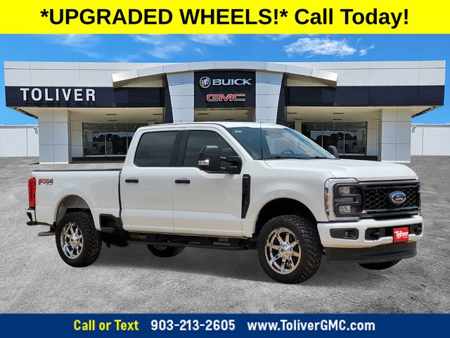 Oxford White 2026 Ford F-250 Super Duty Pickup Truck Four-Wheel Drive Automatic