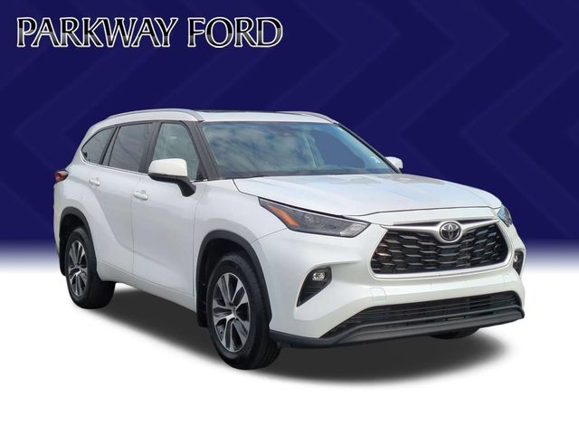Used 2023 Beige Toyota XLE image 7