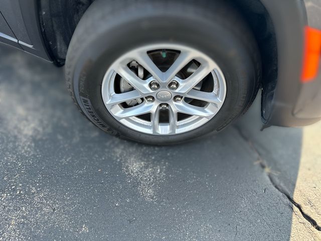 2025 Jeep Grand Cherokee Laredo X Gray at South Hills CDJR