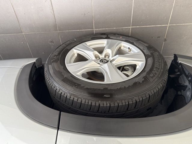 2025 Toyota Highlander LE - Photo 9