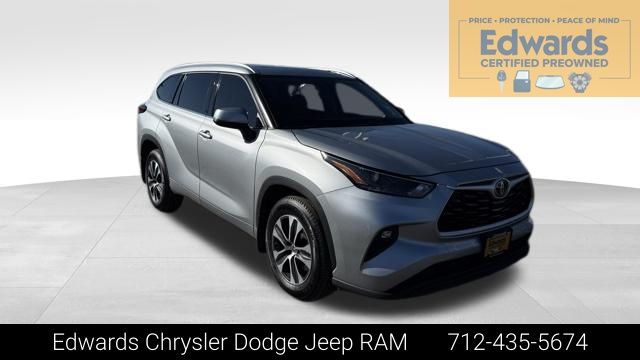 Celestial Silver Metallic 2022 Toyota Highlander XLE AWD SUV / Crossover All-Wheel Drive 8-Speed Automatic