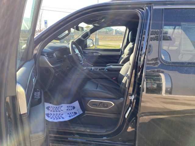 2026 Jeep Grand Wagoneer Limited - High Gloss Black exterior view 10