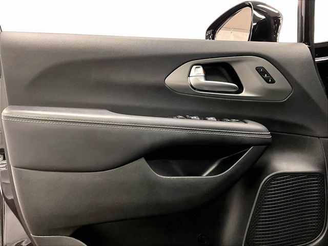 2025 Chrysler Pacifica Select Black at Auto Express Mitsubishi