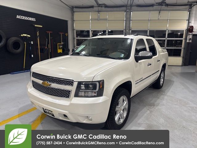 White Diamond Tricoat 2012 Chevrolet Avalanche LTZ 4WD Pickup Truck Four-Wheel Drive 6-Speed Automatic