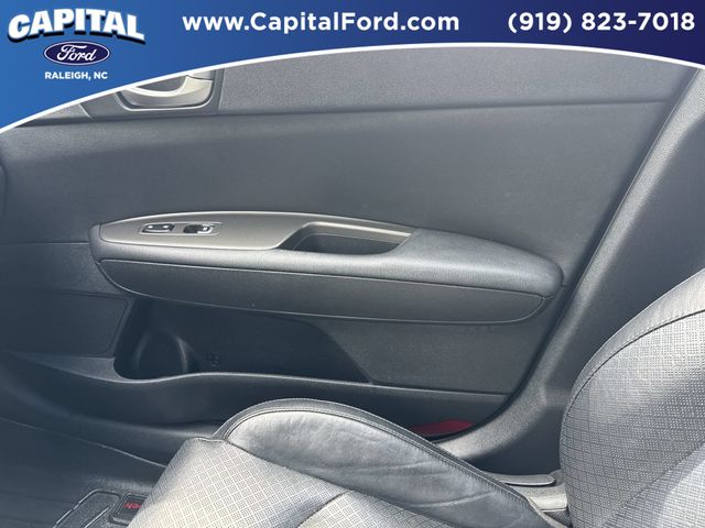 Used 2020 Black Kia SE image 29