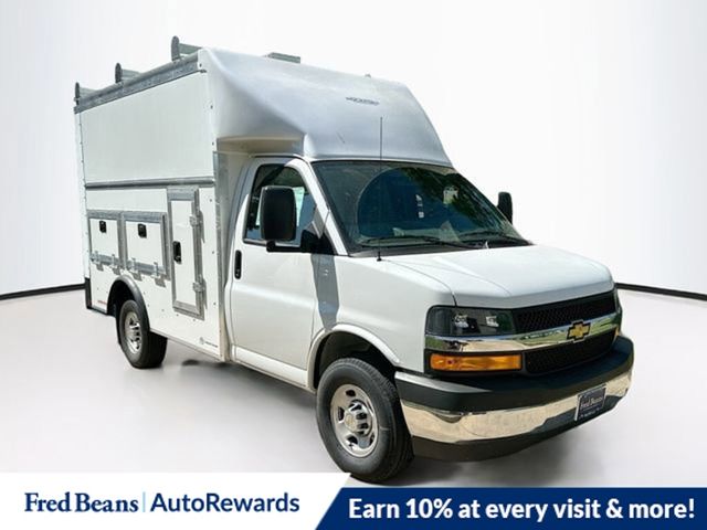 Summit White 2026 Chevrolet Express Chassis 3500 Cutaway 139 Van Rear-Wheel Drive 8-Speed Automatic