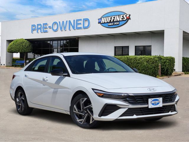 Serenity White 2025 Hyundai Elantra SEL Sport FWD Sedan Front-Wheel Drive Continuously Variable Transmission