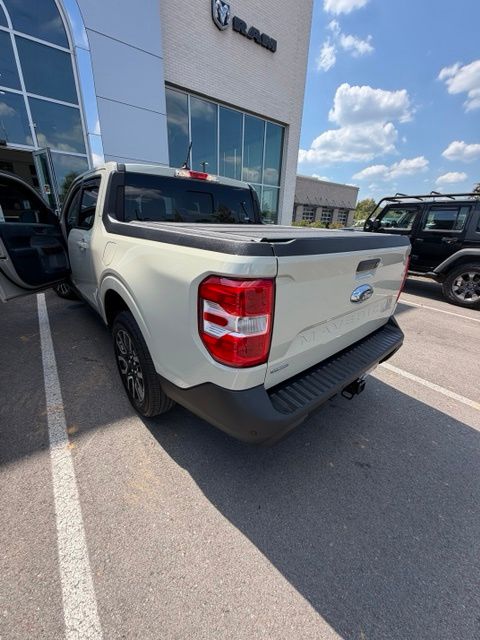 Used 2024  Ford Lariat image 3