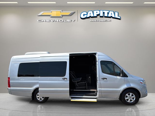 Used 2021  Mercedes-Benz Cargo 170 WB image 11