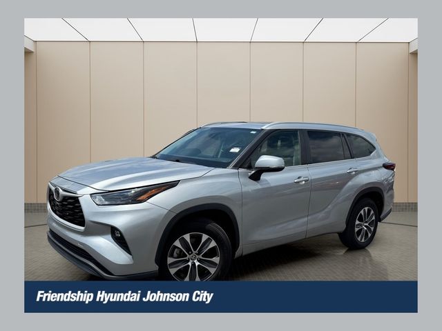 Celestial Silver Metallic 2024 Toyota Highlander SUV / Crossover Front-Wheel Drive 8-Speed Automatic