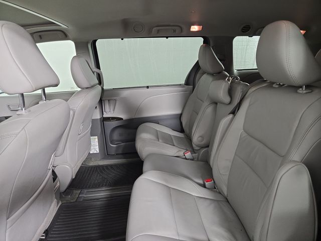 2019 Toyota Sienna XLE photo