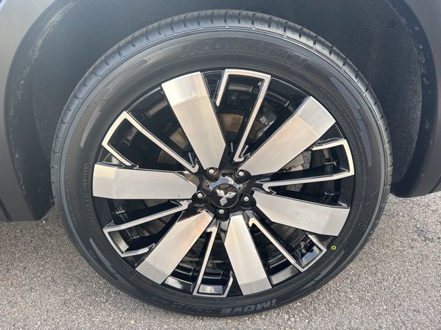 Used 2025  Mitsubishi SE image 12