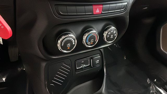 Used 2015 Silver Jeep Latitude image 29