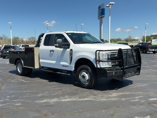 Oxford White 2024 Ford F-350 Super Duty Chassis XL SuperCab DRW 4WD Pickup Truck Four-Wheel Drive Automatic