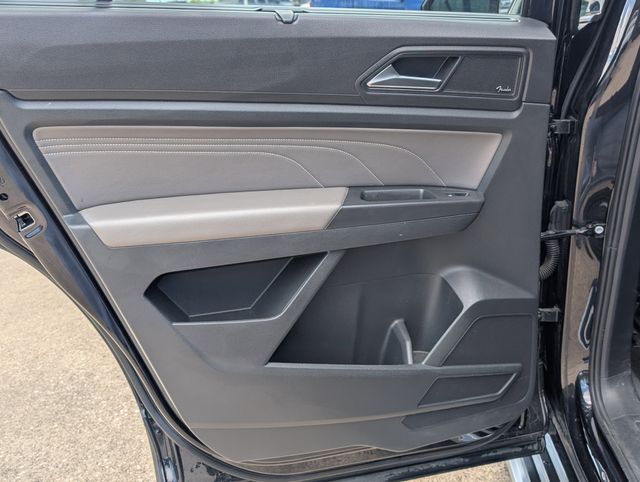 Used 2022  Volkswagen 3.6L V6 SEL Premium R-Line image 24