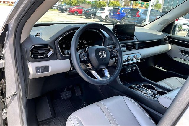 Used 2025 Honda Pilot Touring 4D Sport Utility