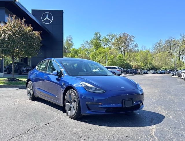 2022 Tesla Model 3 Standard Range Plus's photo