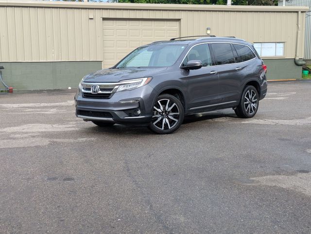 2021 Honda Pilot Touring AWD with Rear Captains Chairs