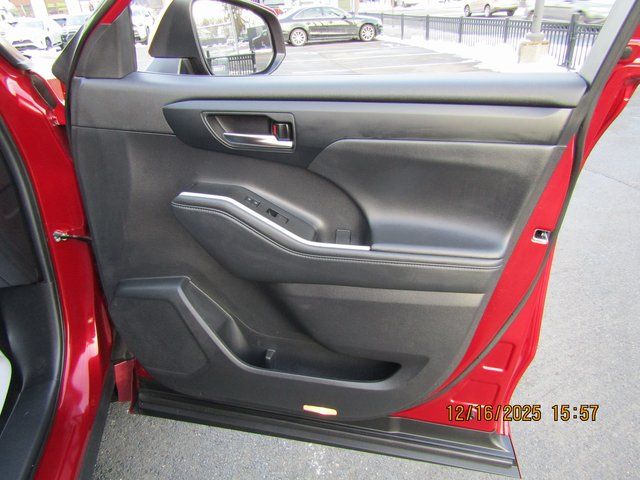 used 2023 Toyota Highlander car, priced at $34,999