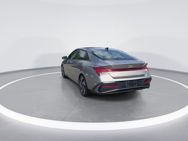 Used 2025 Silver Hyundai SEL Convenience image 7