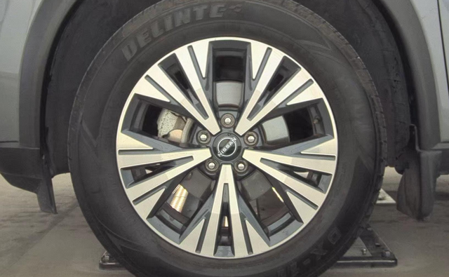 View vehicle photo 7