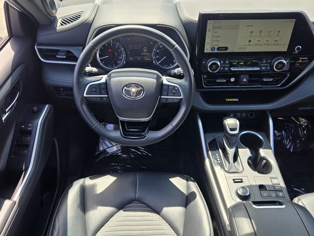 2023 Toyota Highlander - $37,999