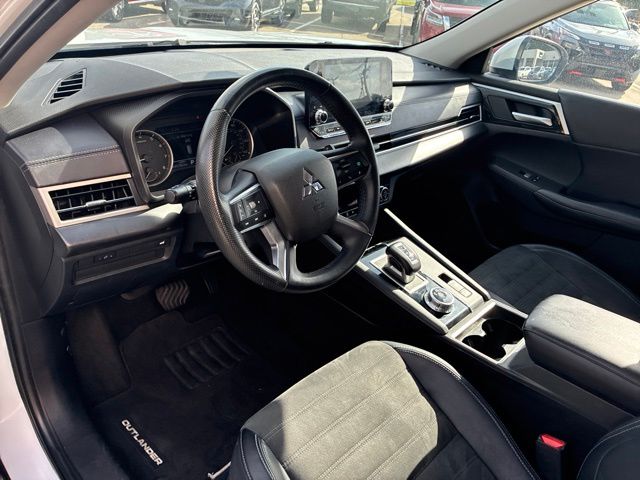 2024 Mitsubishi Outlander SE  at Royal Nissan