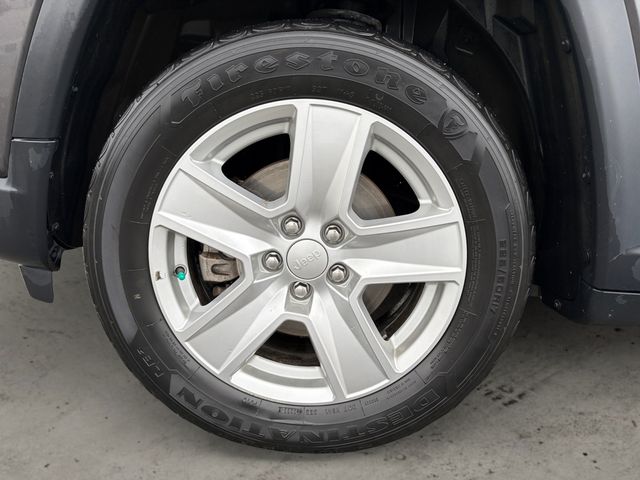 Used 2022 Gray Jeep Latitude image 9
